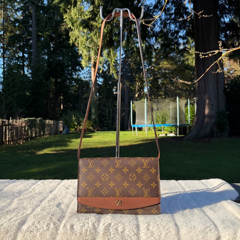 Lv pochette Bordeaux